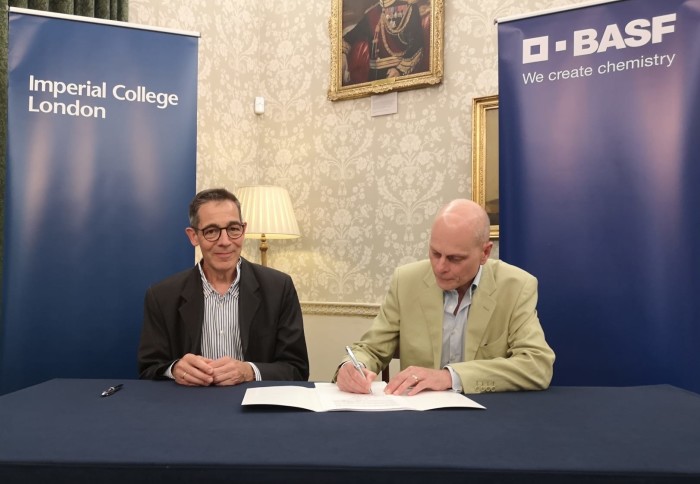 Dr Detlef Kratz and Professor Ian Walmsley signing agreement