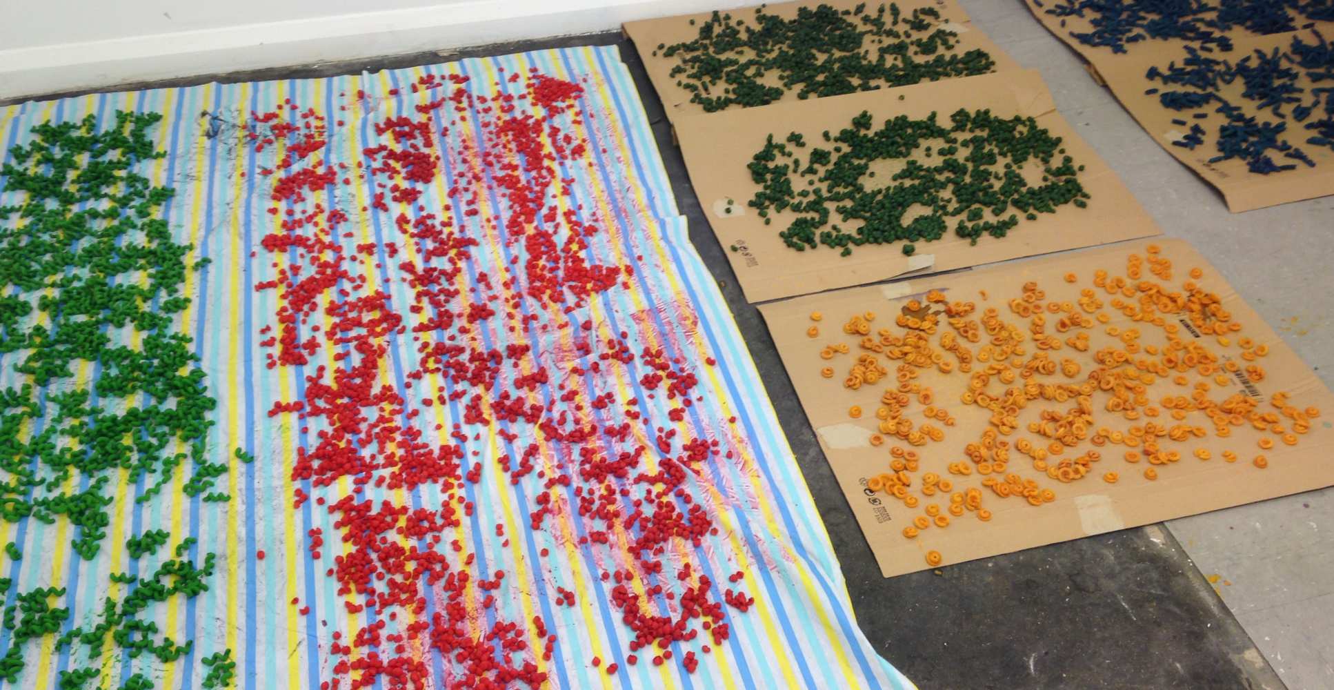 Drying dyed pasta