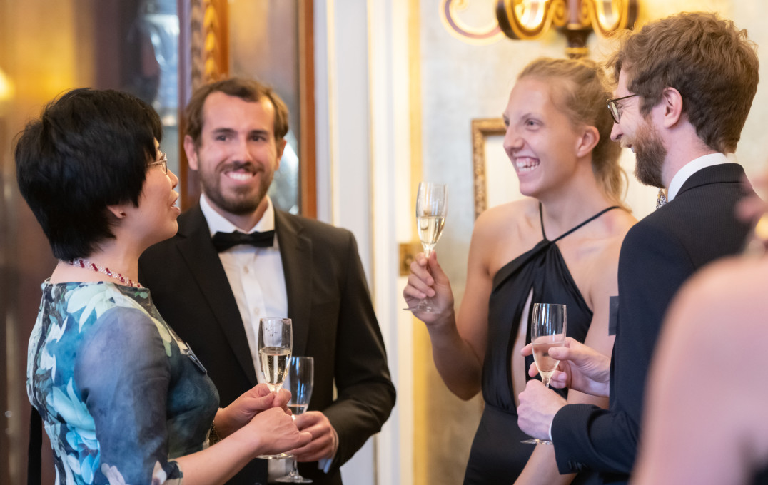 Alumni having a conversation at the gala dinner