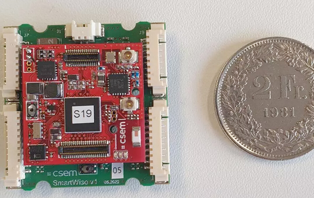 The wireless acquisition node (red) is mounted on the top of OLM sensor node (green).