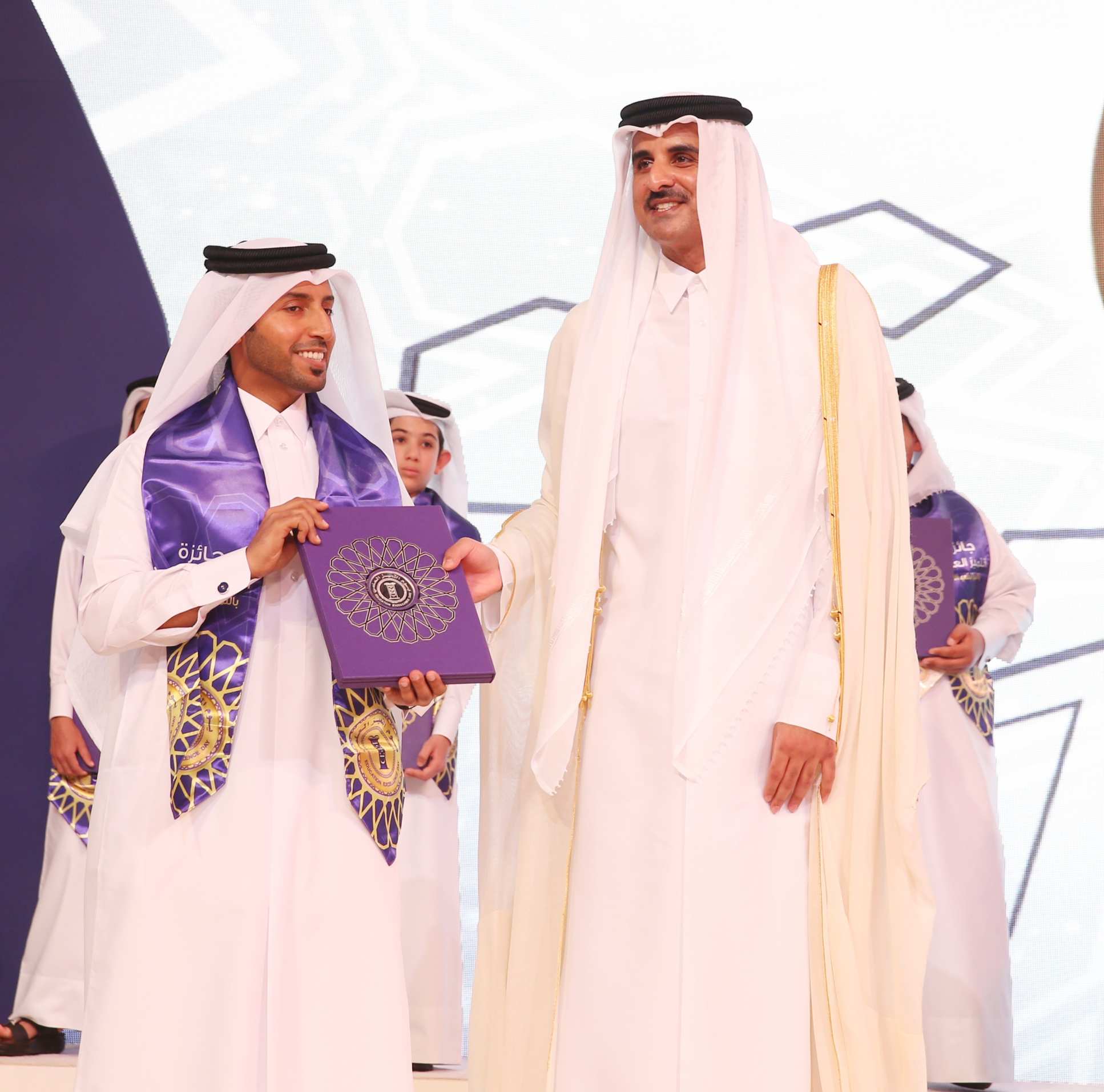 Dr Al-Menhali receiving his award from the Amir of Qatar