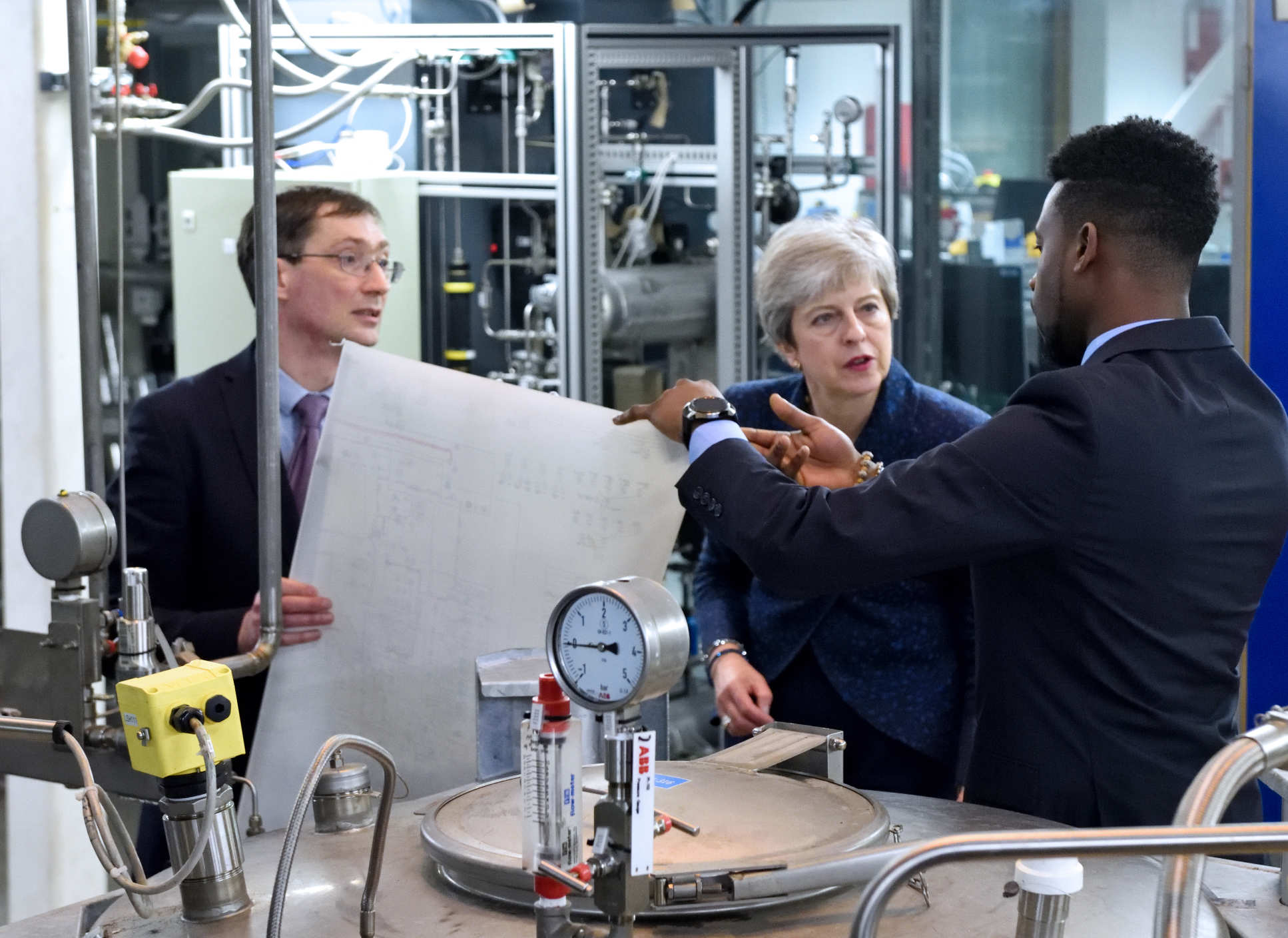 Undergraduate Ferdiand Agu and Dr Colin Hale showed the PM their work in carbon capture and storage