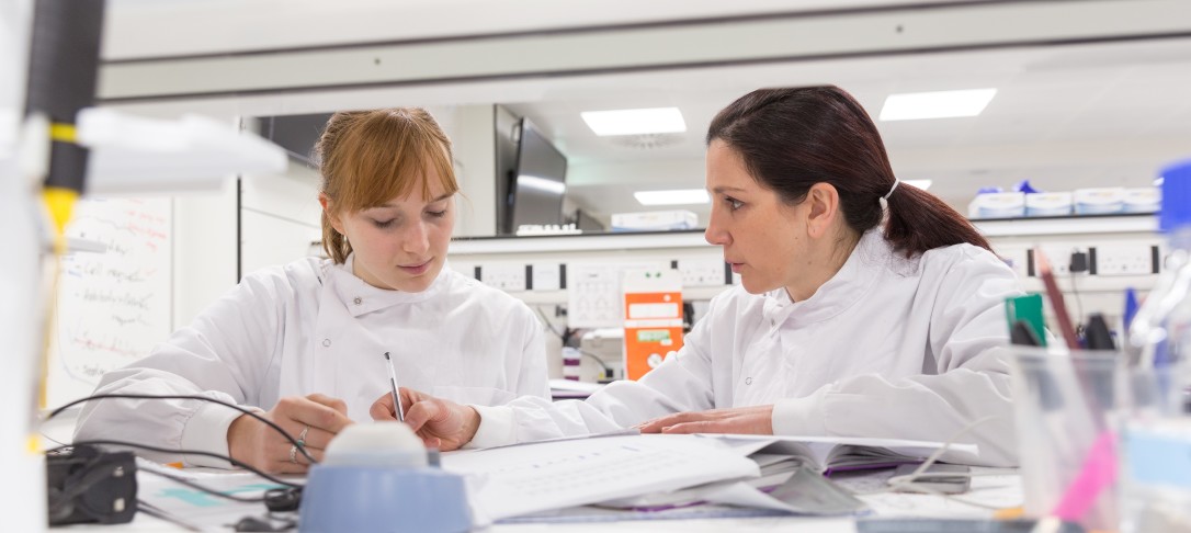 Ana Costa-Pereira in lab with student