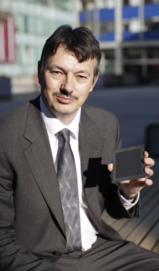 Professor Nigel Brandon in 2009, holding a prototype Ceres fuel cell component.