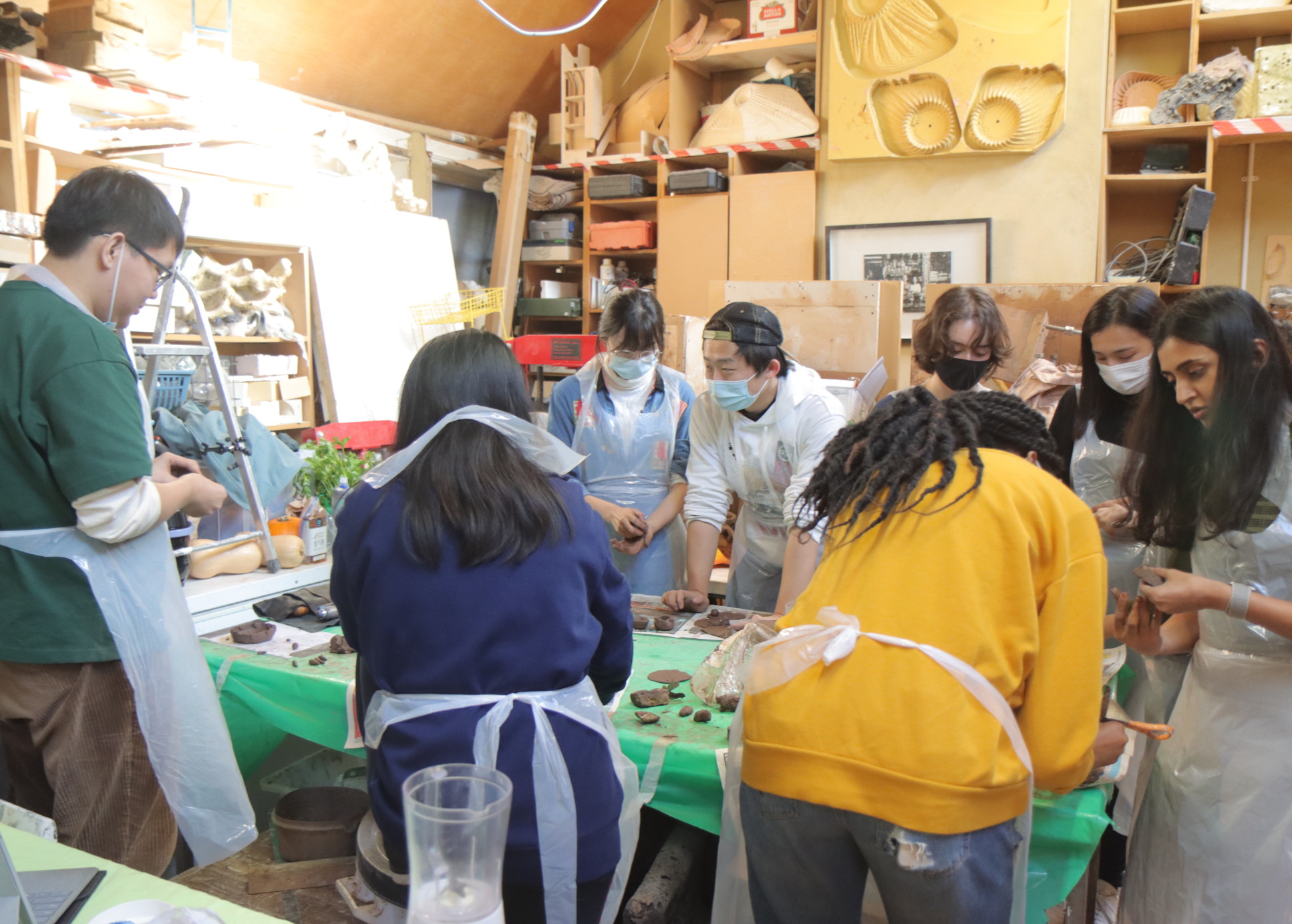 Students make tableware in workshop