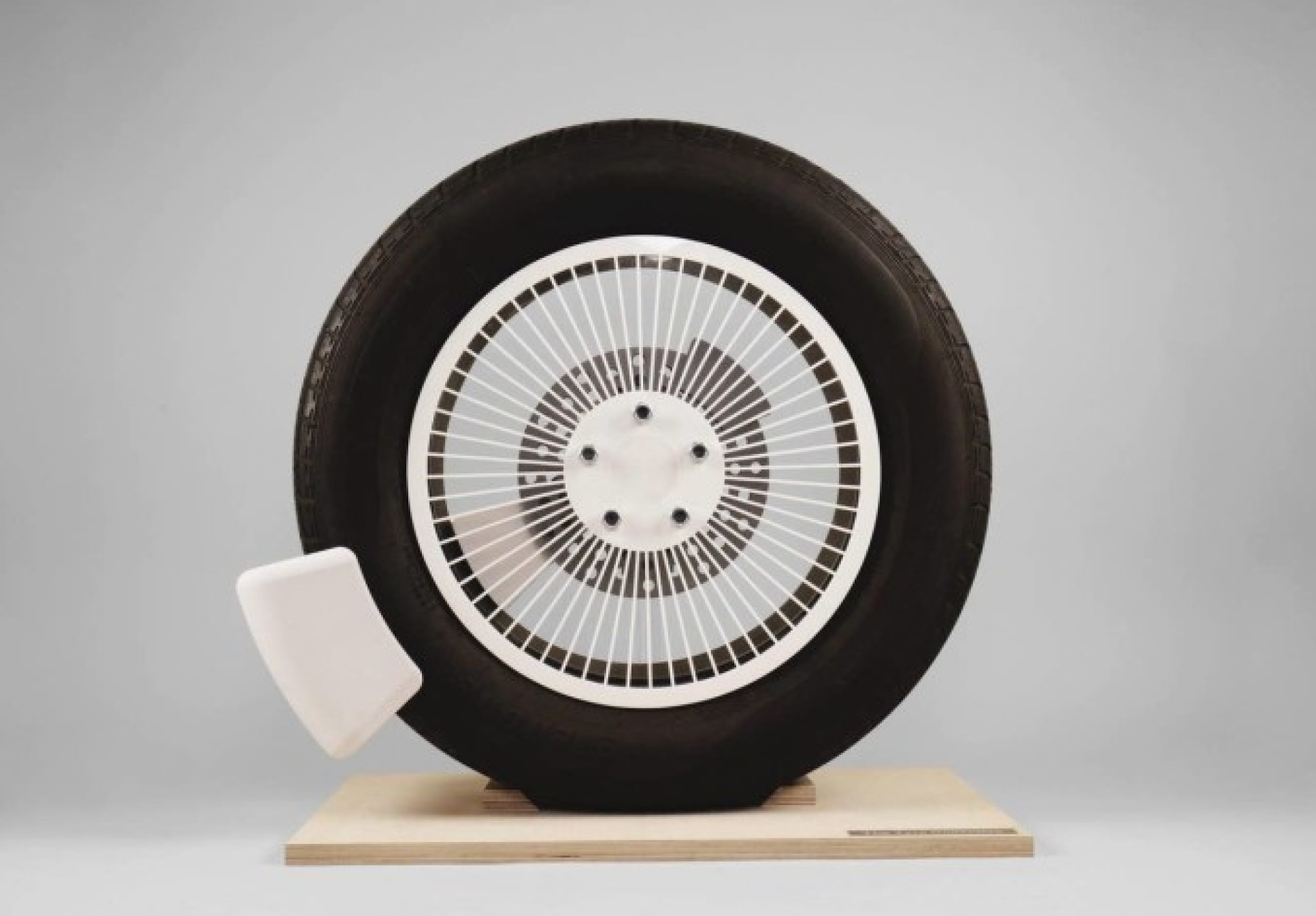 A device fitted to a tyre to collect emissions