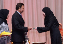 Student awarded Chancellor's Scholar for hay fever research by Sultan of Brunei