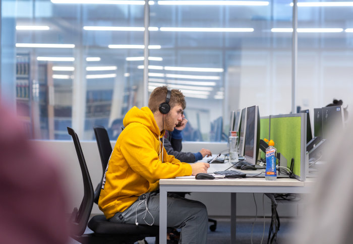 Student using library computers