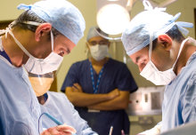 How do surgeons’ brains respond to multitasking in the operating theatre?