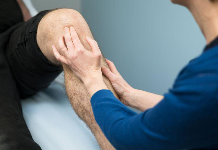 Dr Fiona Watt examines the knee of a patient in an osteoarthritis clinic