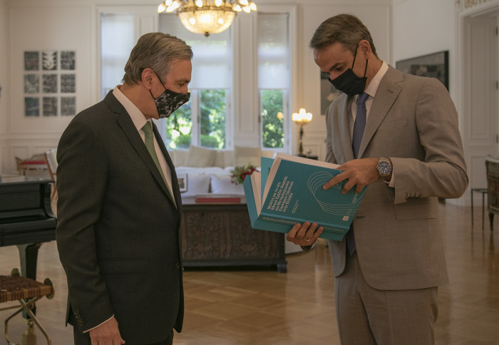 Maximou Mansion: The President of the Onassis Foundation Anthony Papadimitriou handing over the National Plan for Solid Organ Donation and Transplantation to the Prime Minister, Kyriakos Mitsotakis