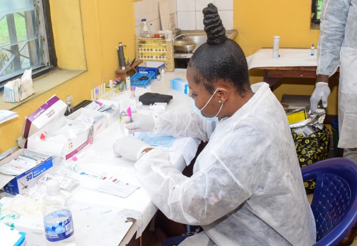 Femme travaillant avec des échantillons de COVID dans un laboratoire