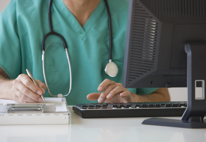 Doctor using a computer.