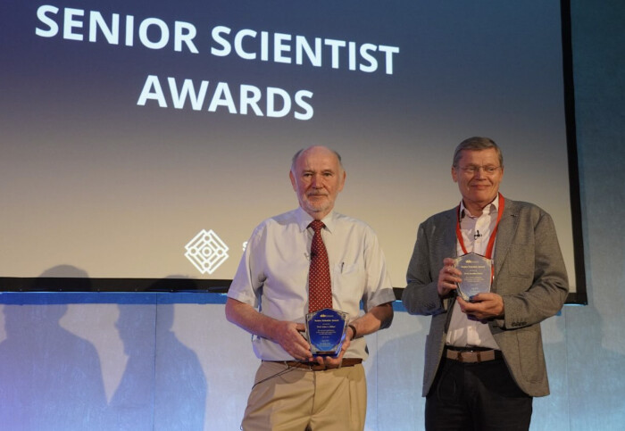 Profesor John Kilner accepting his Senior Scientist award