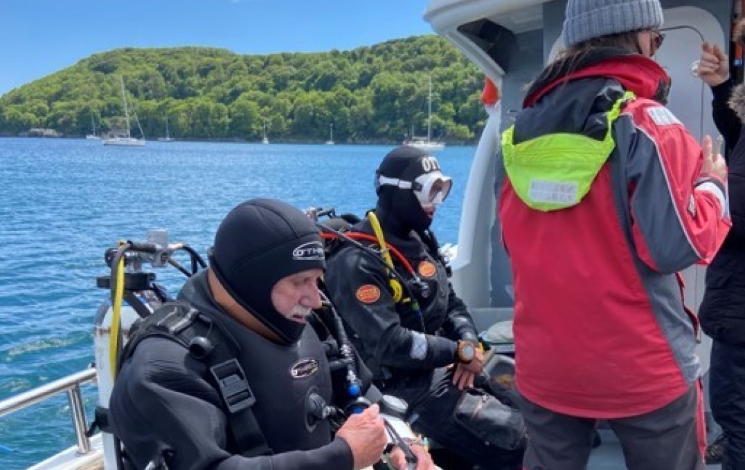 Members of the Blue Meadows Project prepare to dive.