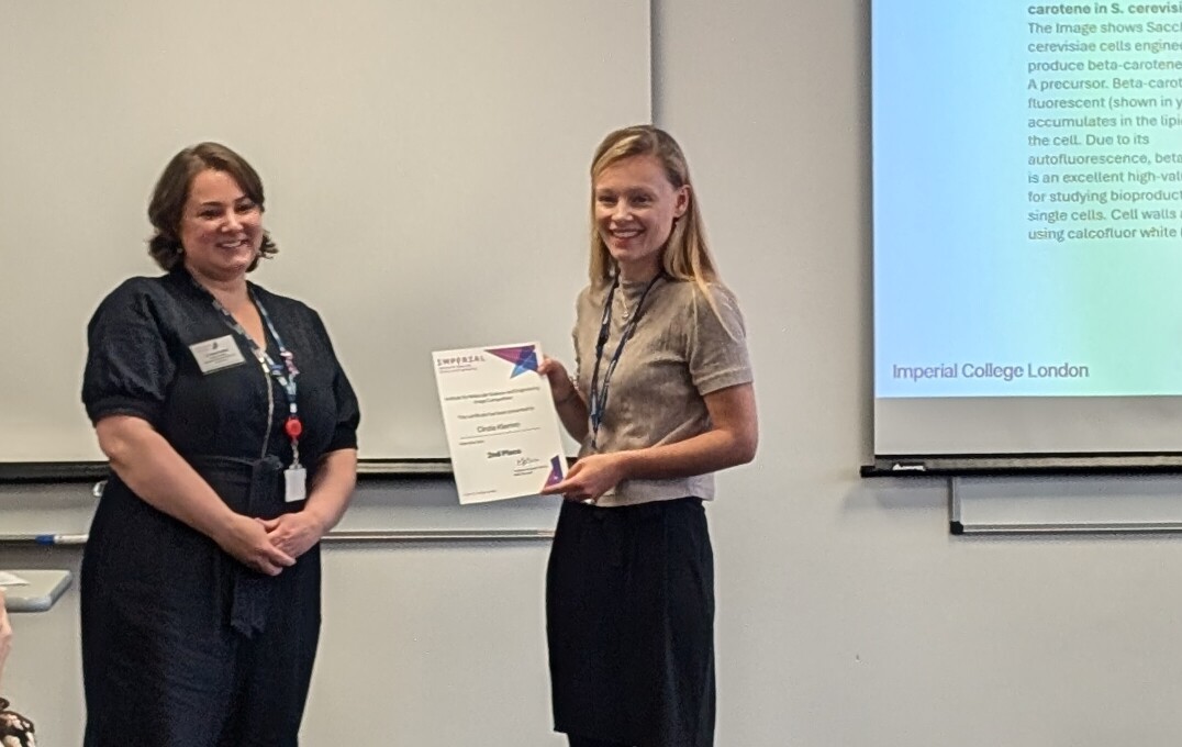 Dr Anna Hankin awarding Cinzia her prize at IMSE's Research Showcase