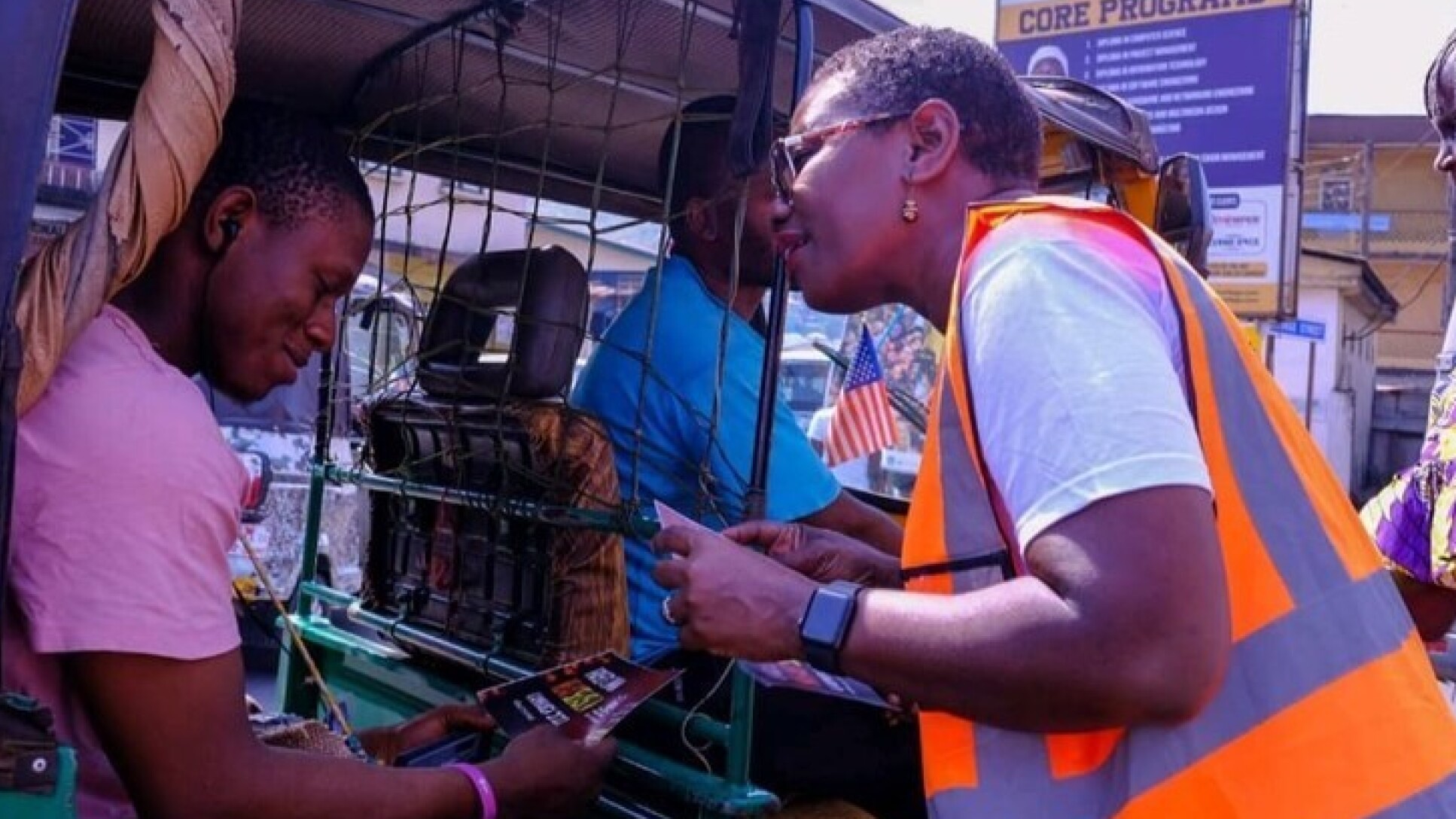 Freetown Mayor Aki-Sawyerr engaging community members during the 2023 Beat the Heat campaign to cool and clean the city's airscape (Photo: copyright Eric Hubbard)