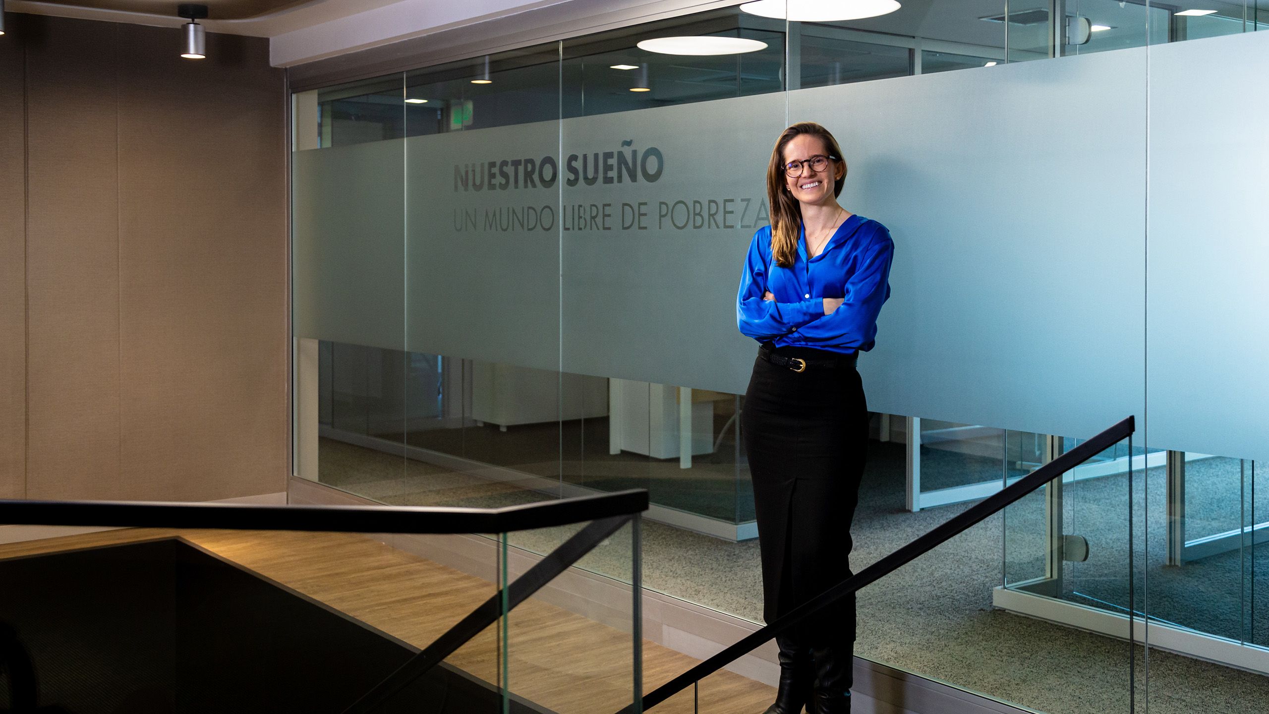 Ellin Ivarsson in front of a sign reading 'Nuestro sueno un mundo libre de pobreza'