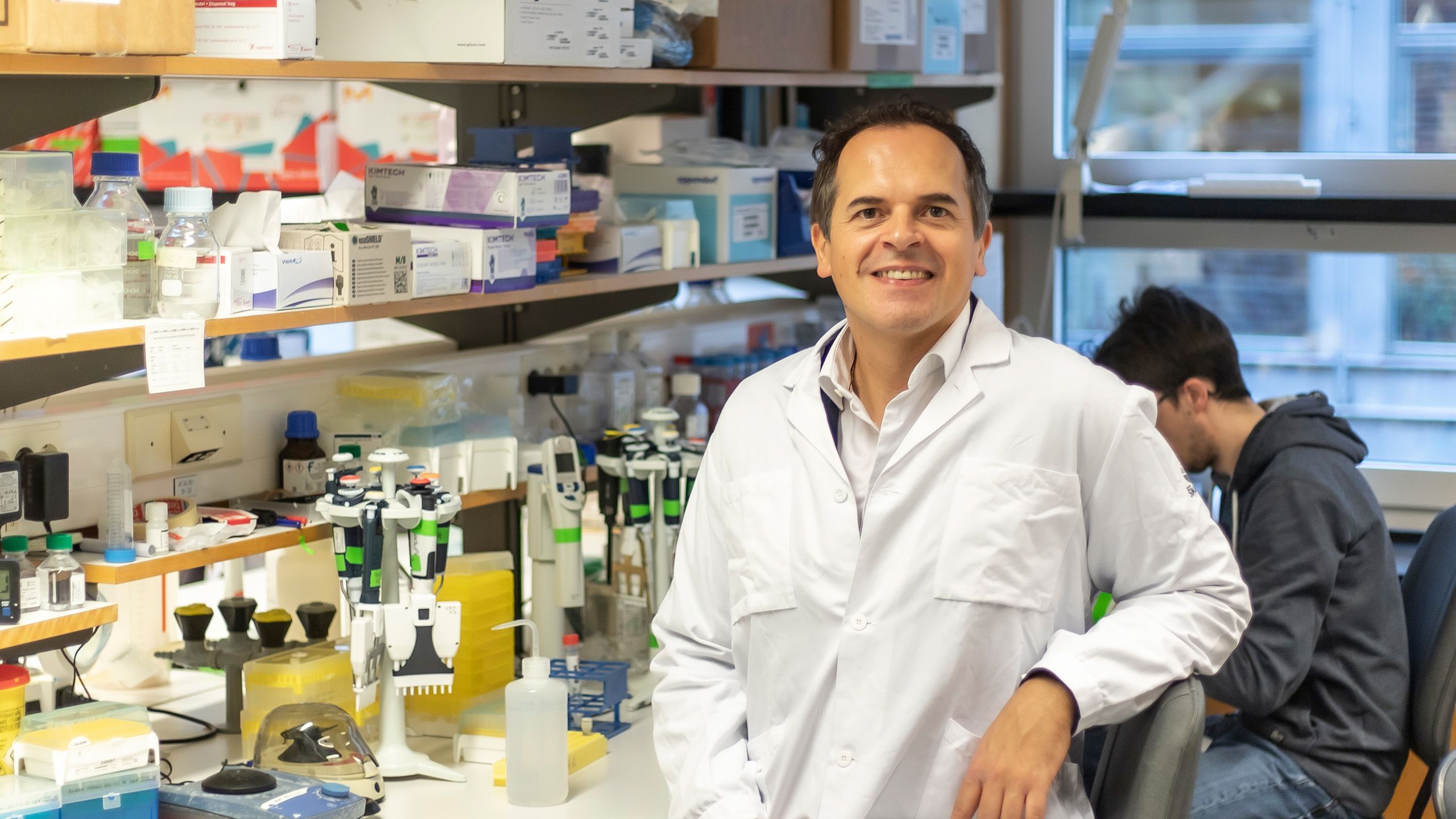 Imperial alumnus Professor Filipe Pereira in the lab