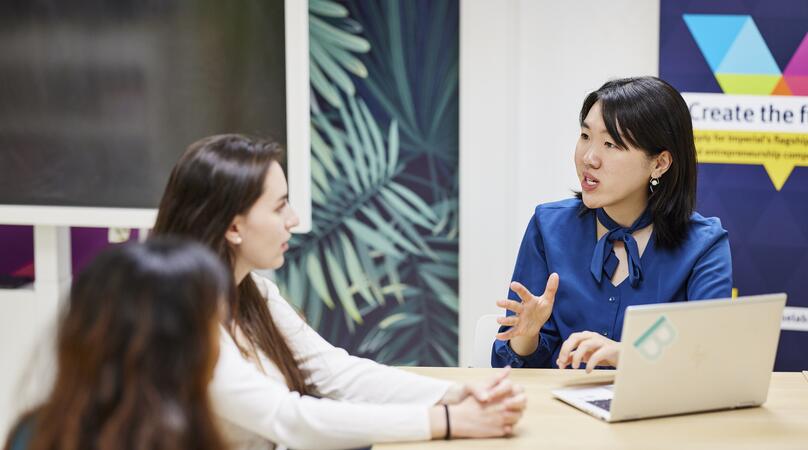 Career consultation - consultant and students talking