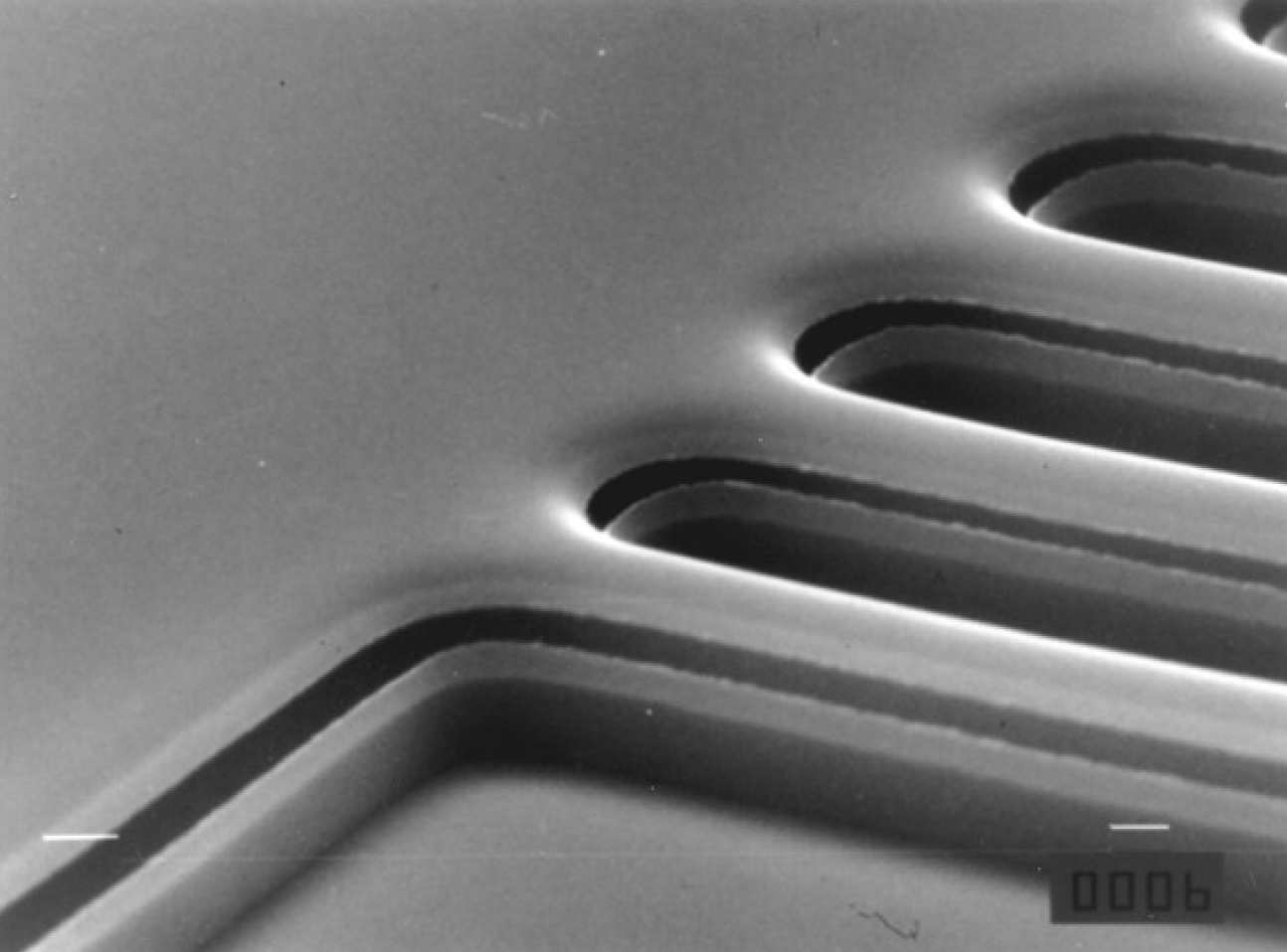 Self-aligned nanostructured electrode 