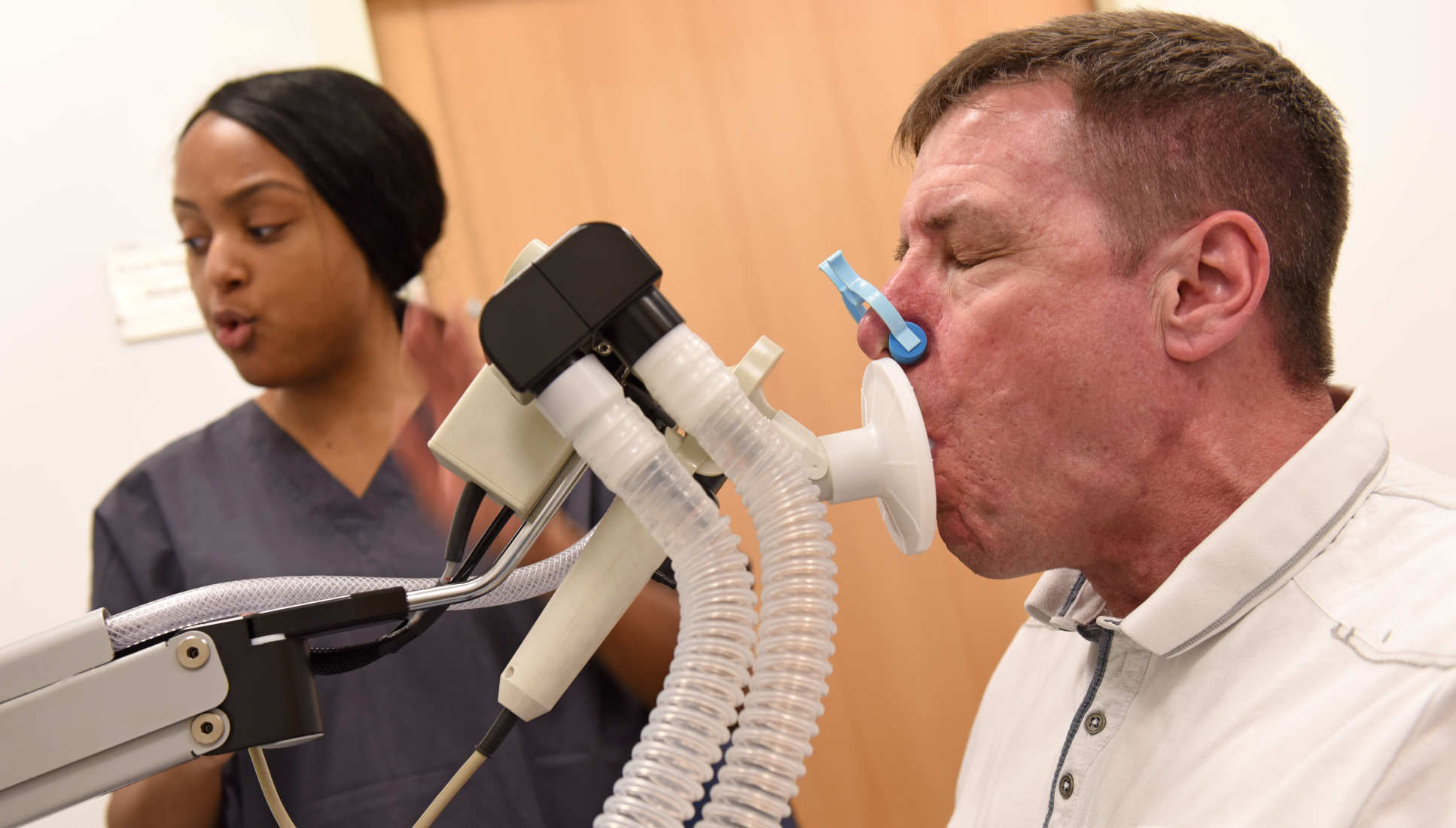 Patient measures lung capacity