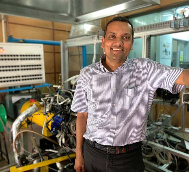 Dr Srithar Rajoo with the LoCARtic test rig at UTM