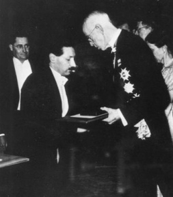 Chain receiving the Nobel Prize from the King of Sweden, 1945 (Â© The Nobel Foundation)