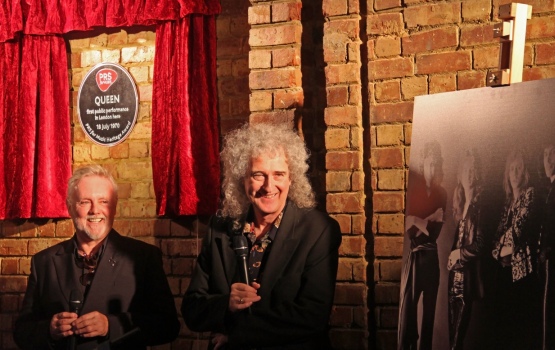 Roger Taylor and Dr Brian May accept the award