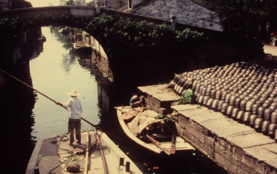Zhejiang, Xiaoxing town – canal barge picking up jugs from distillery, 1984-86