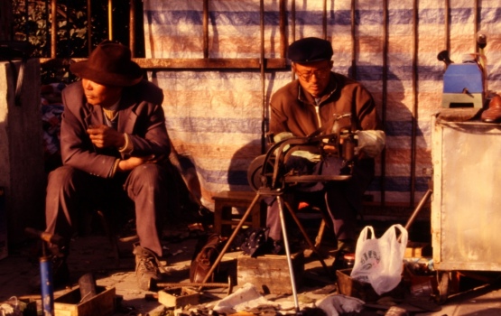 Hefei – Sidewalk cobblers at work, 1985-86