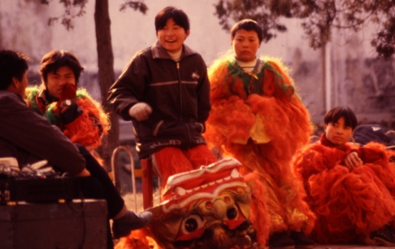 Hefei – Festival – lion dancers, performers resting, 1985-86