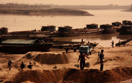 Wuhu – Unloading barge along Yangtze River, 1983-86