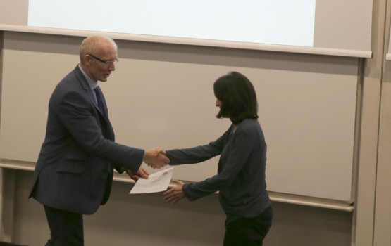 Laura Lanchas Fuentes receives her award from Professor Andrew Livingston