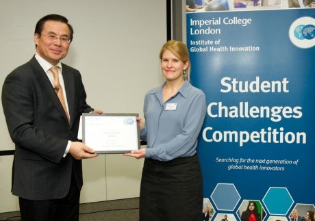 Harriet Gliddon accepting the award from Professor Guang-Yong Zhang, Deputy Director of IGHI 