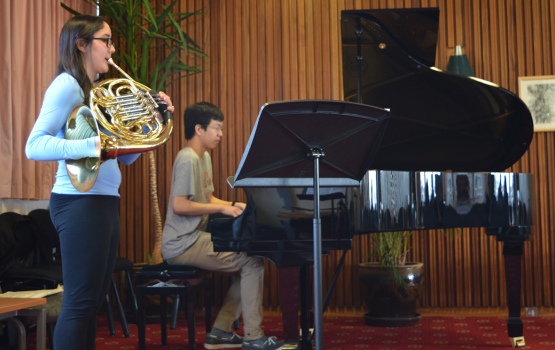 Hannah Takahashi (French horn) accompanied by Cyrus Cheng (piano) playing Hunter’s Moon 