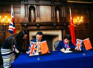 Professor Yang and Ms Wei Fu signing the MOU 