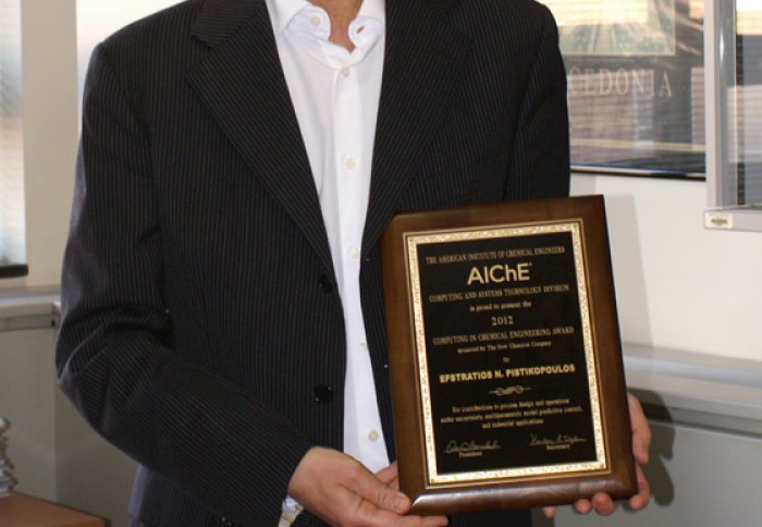 Image: Prof. Pistikopoulos with his award