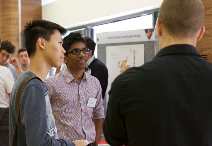 Students meeting Imperial alumni