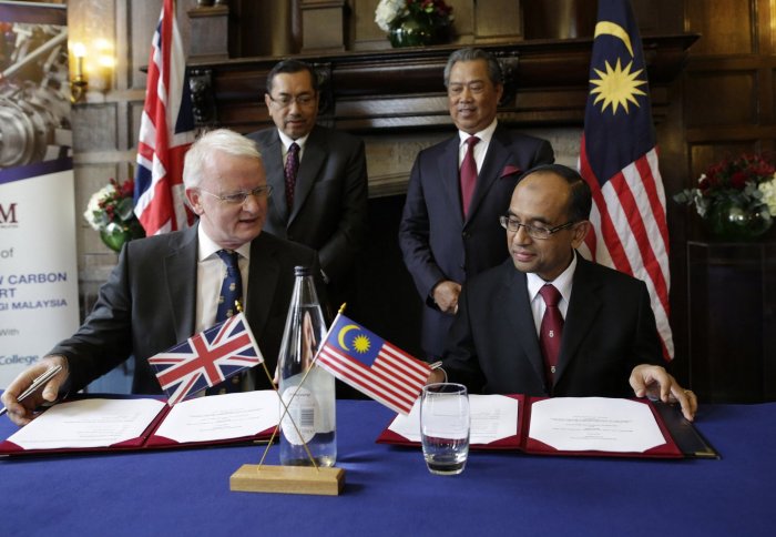Imperial's Provost and UTM's Vice Chancellor sign the agreement, witnessed by Malaysia's Deputy Prime Minister and High Commissioner