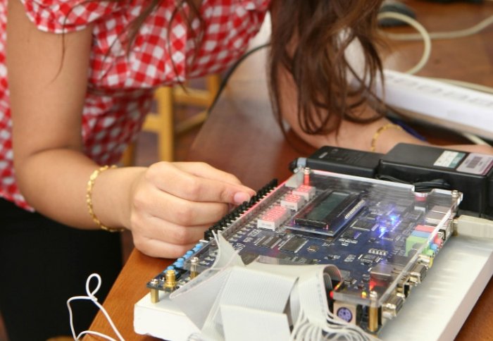 A female electrical and electronic engineering student.