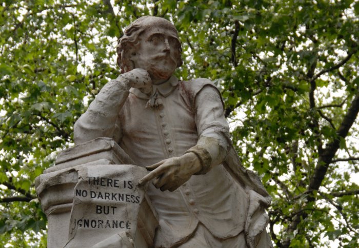 Shakespeare statue in Leicester Square, London