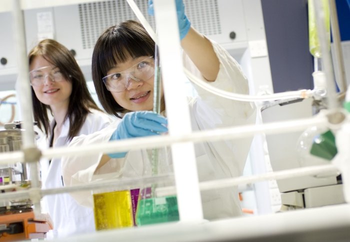 Two chemistry students at Imperial.