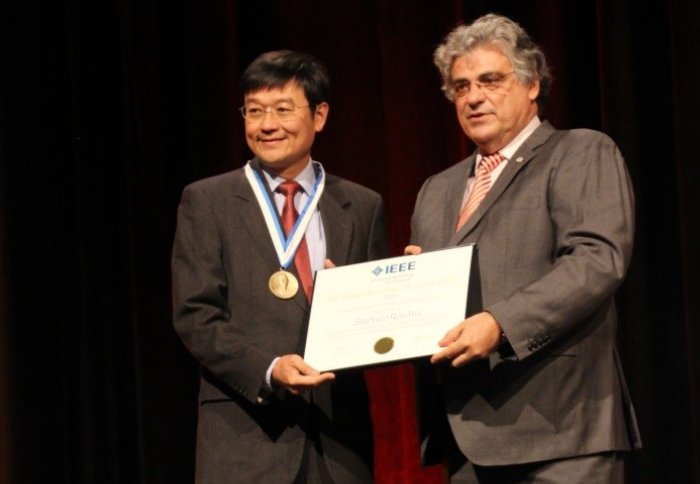 Professor Hui being presented with his award by Professor Roberto de Marc