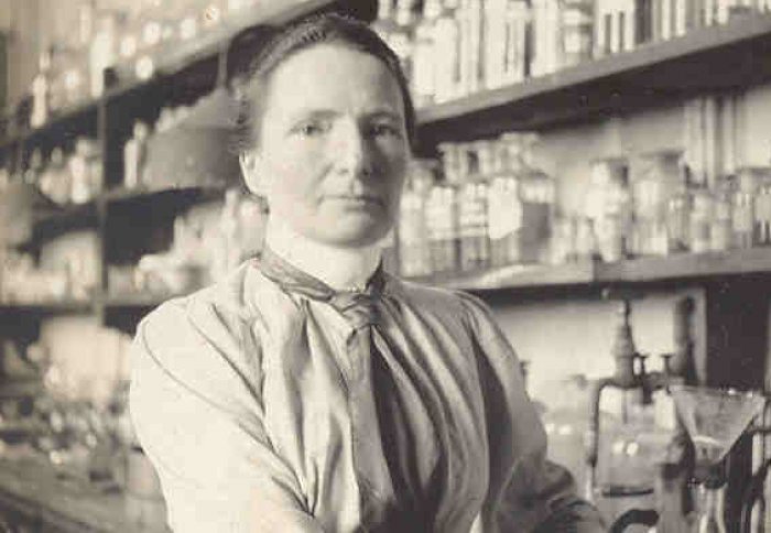 Black and white picture of a woman in a chemistry lab