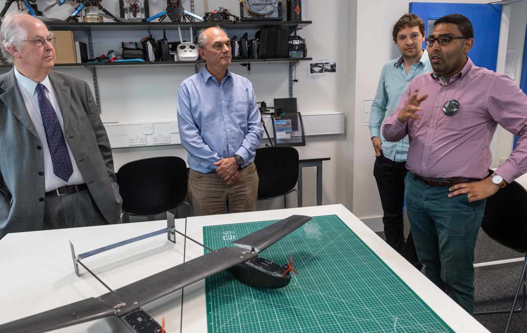 Aeronautics Alumni tour the Department's facilities