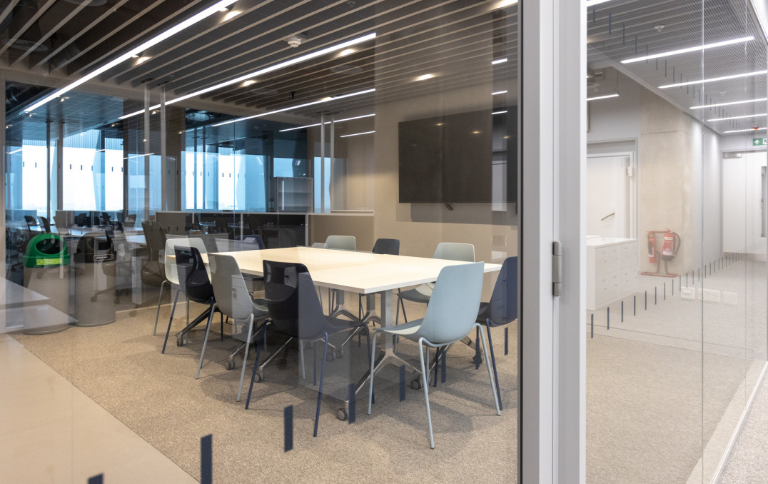 Uren space table and chairs