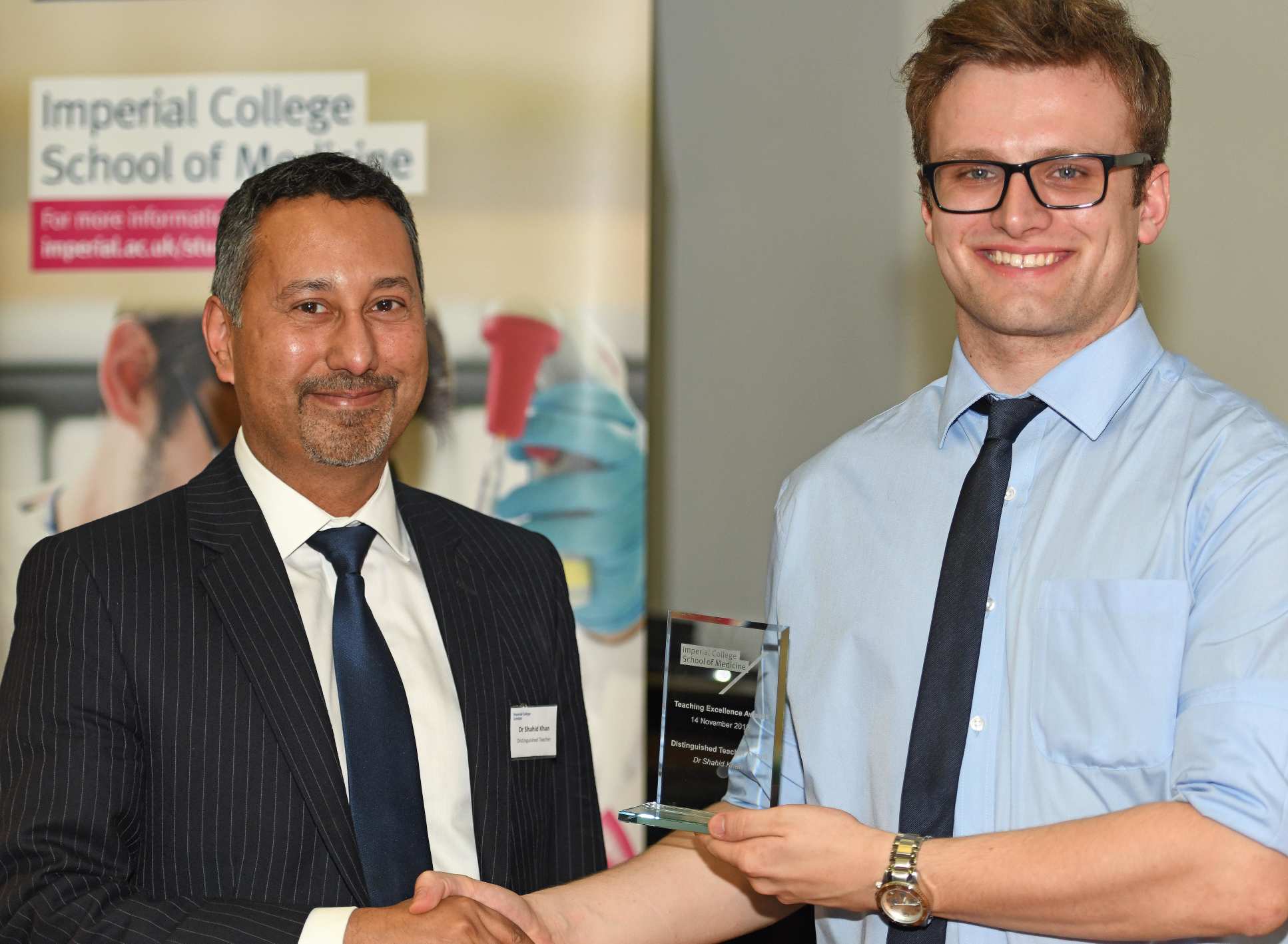 Professor Shahid Khan receives the Distinguished Teacher Award from ICSMSU President, Dan Faehndrich