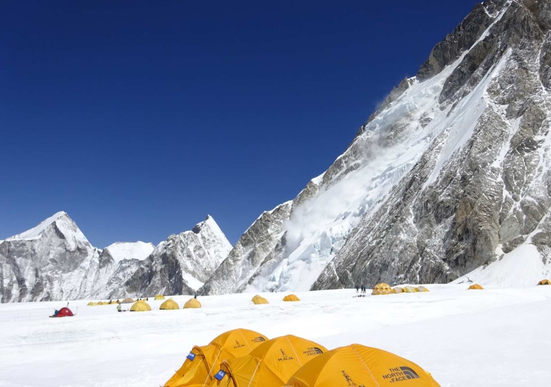 Avalanches in the Western Cwm