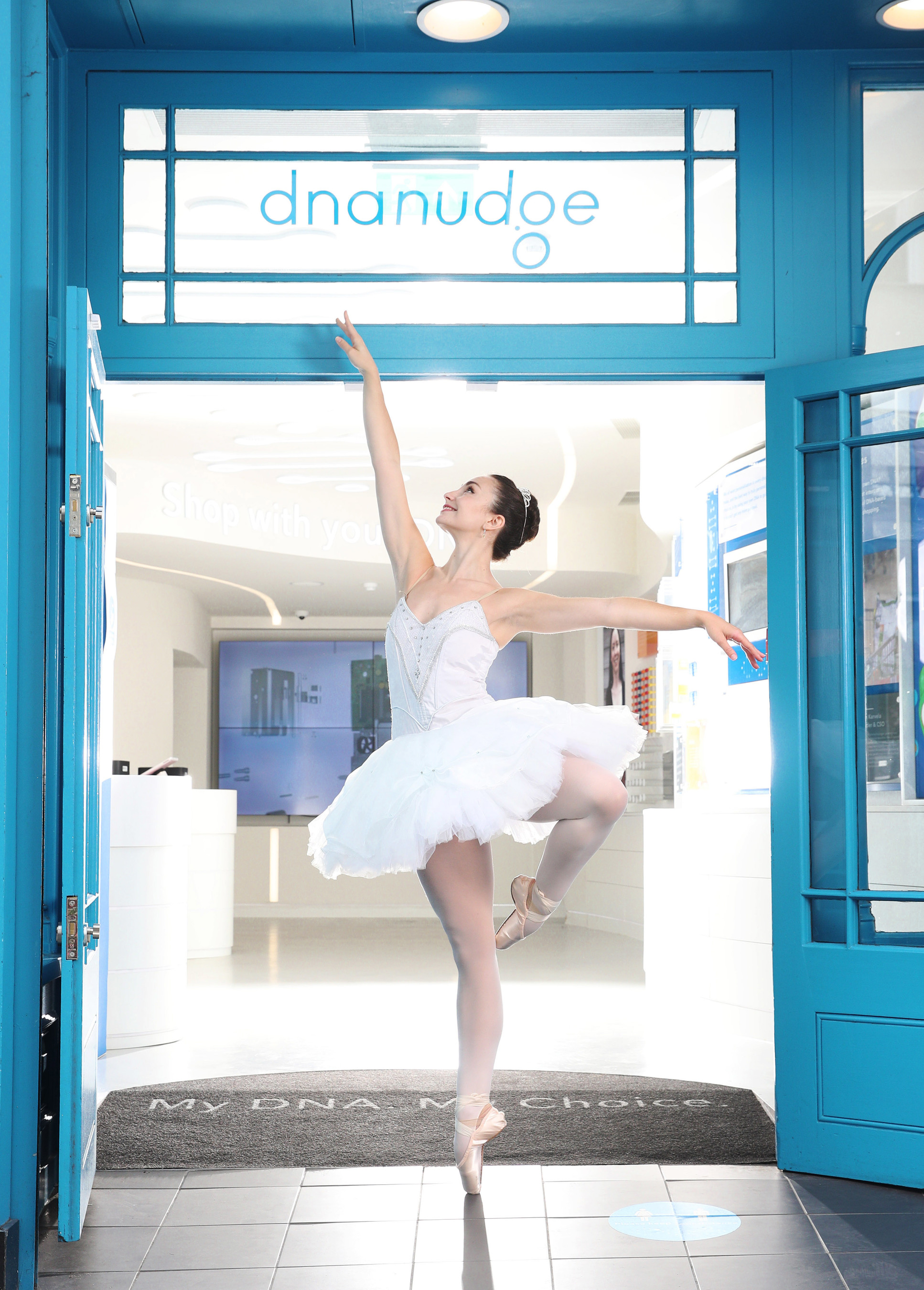 Ballet dancer outside the DnaNudge shop